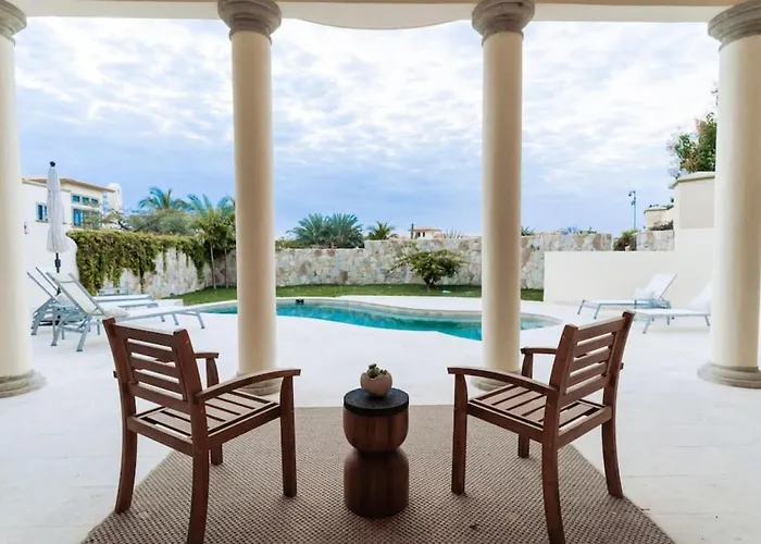 Luxury Retreat, Pool Hébergement de vacances *