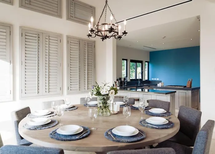 Luxury Retreat, Pool Hébergement de vacances *