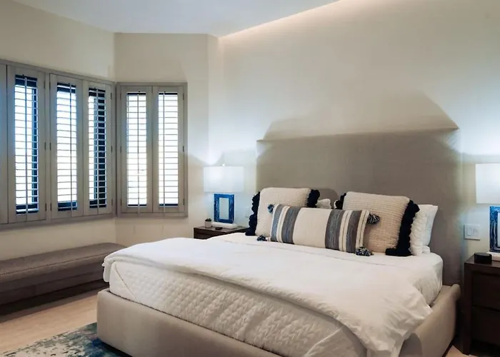 Luxury Retreat, Pool Holiday home