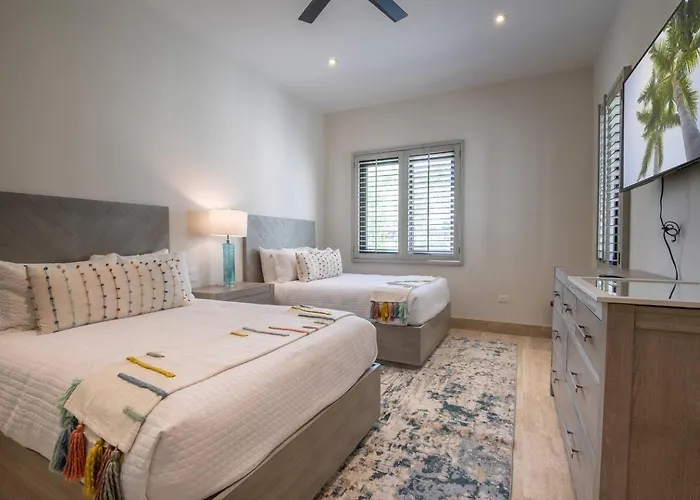 Luxury Retreat, Pool And Close To The Holiday home *