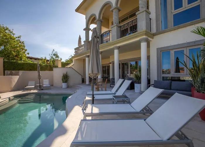 Luxury Retreat, Pool And Close To The Holiday home *