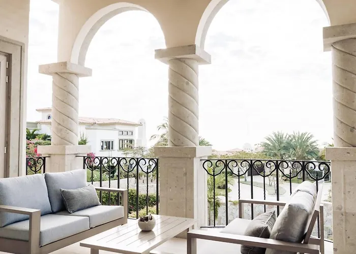 Luxury Retreat, Pool And Close To The Holiday home *