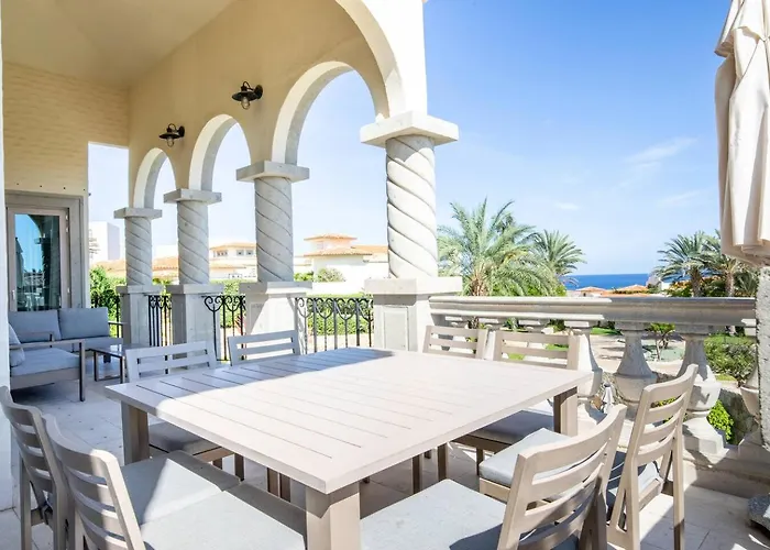 Holiday home Luxury Retreat, Pool And Close To The