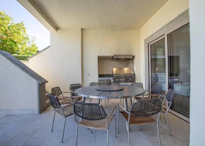 Luxury Retreat, Pool And Close To The Holiday home *