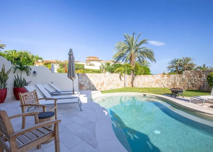 Luxury Retreat, Pool And Close To The Holiday home *